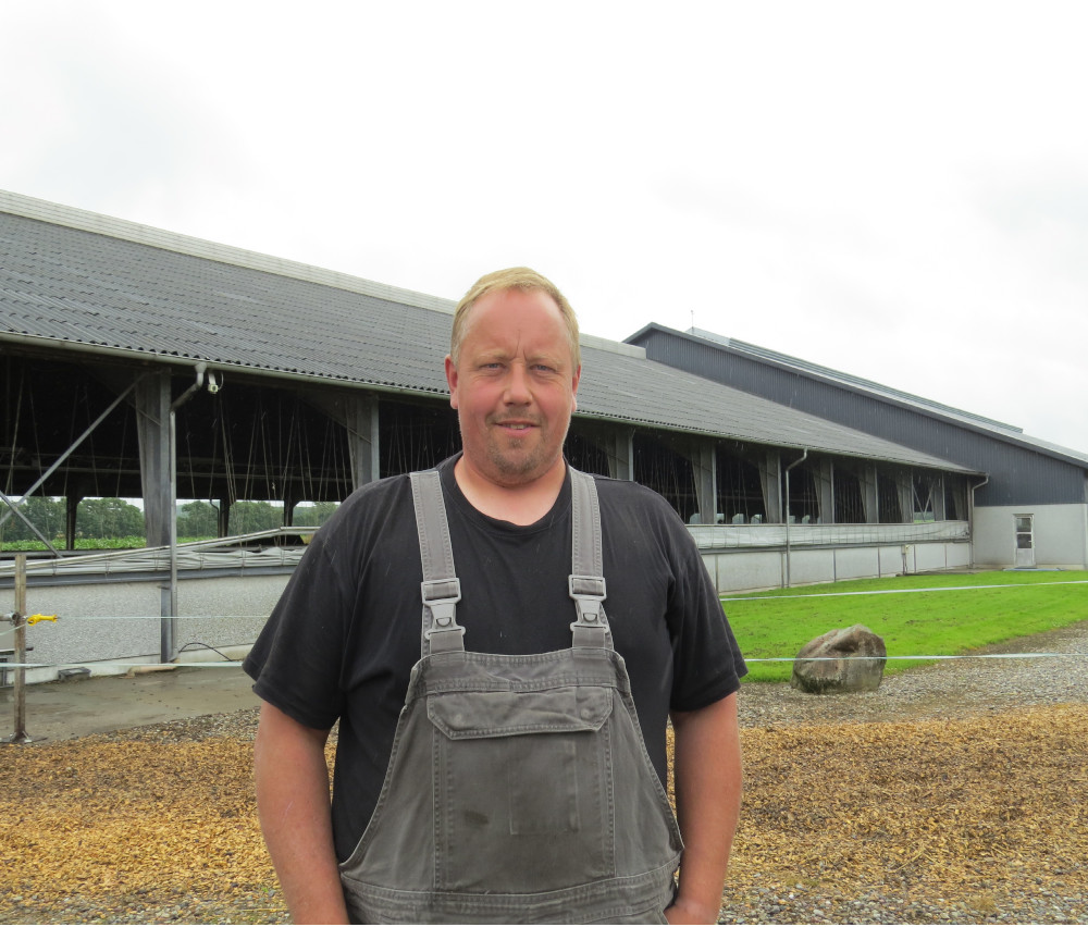  Jørn Friis Møller står foran kostalden på Aarslevgaard i Rødekro.