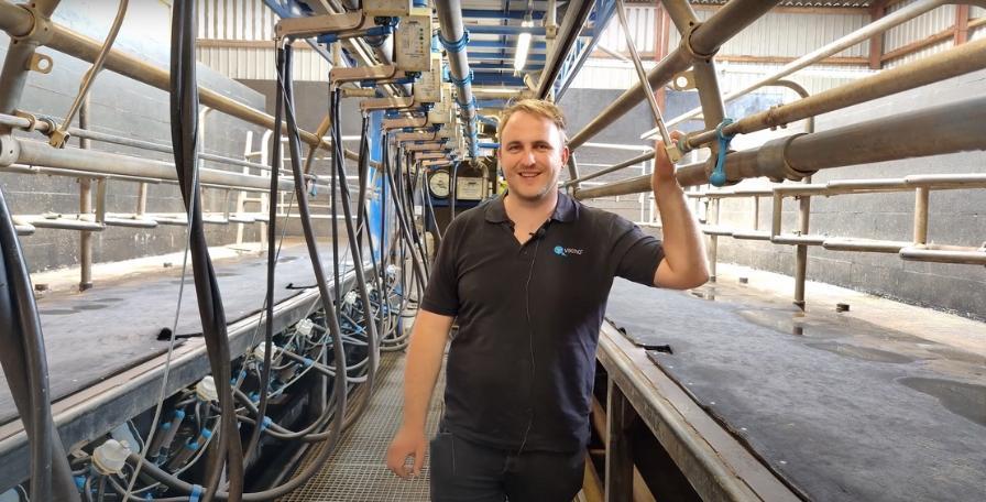 Mathias Hedegaard Hansen står i malkegraven af sin Dairymaster Mobistar 12' malkestald.