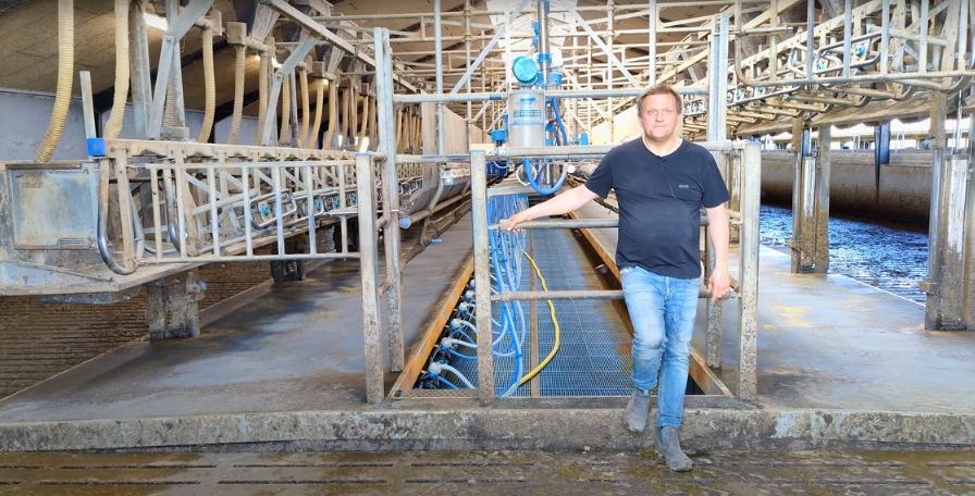 Torben brødbæk står i malkegraven på sin Dairy Master 40' swing over malkestald.