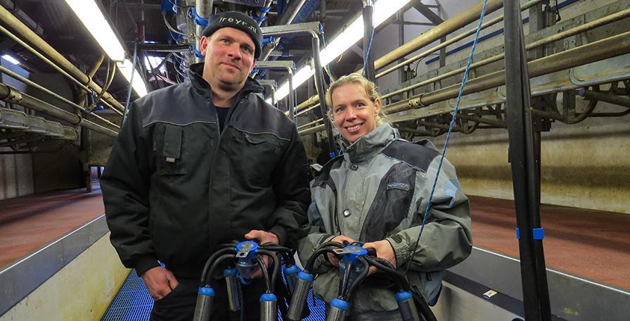 Debby og Frank Hargeerds står i malkegraven i deres 2x14 DairyMaster malkestald.