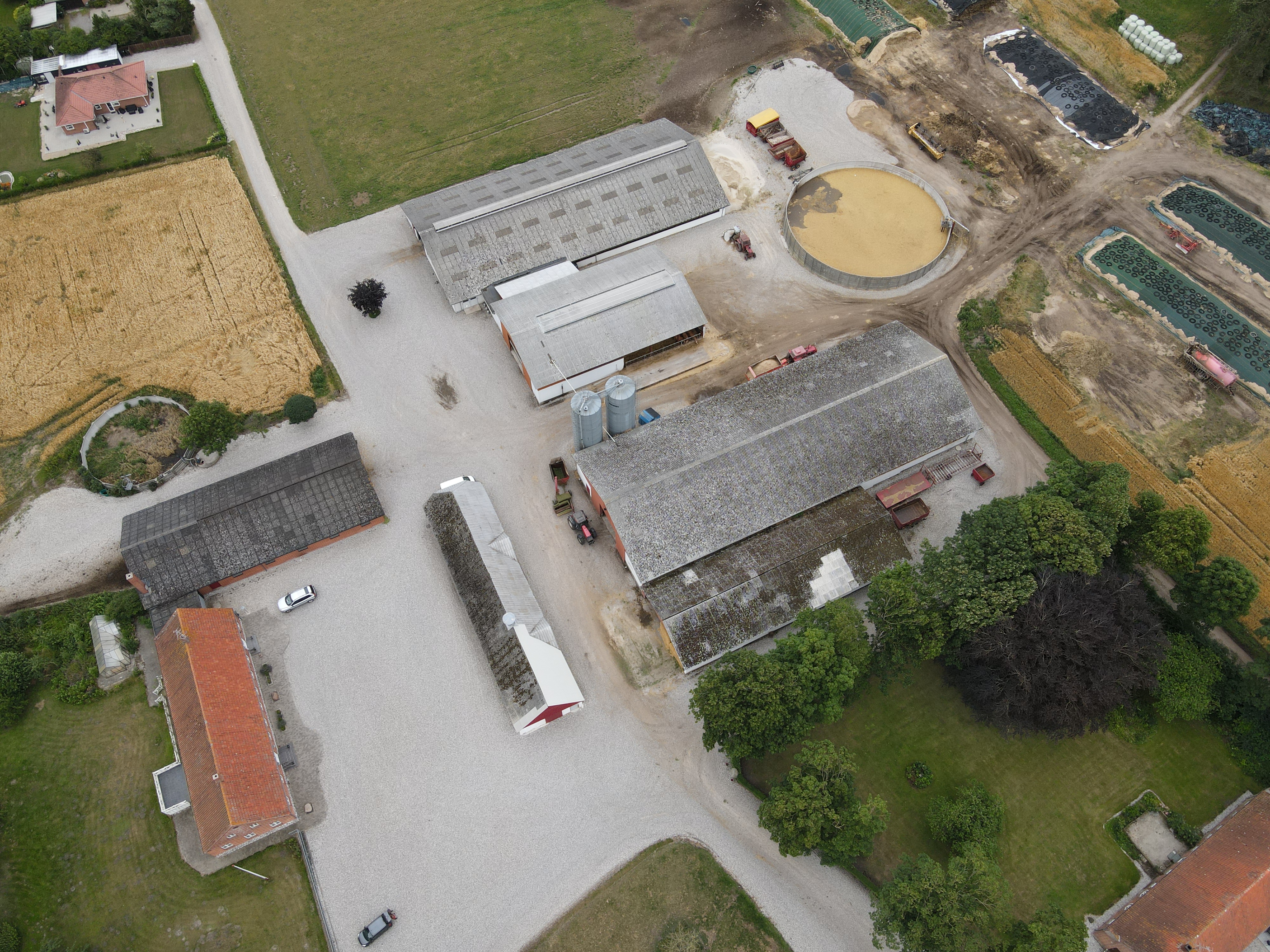 Enegaarde set fra droneperspektiv